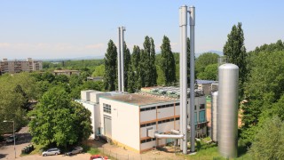 Außenansicht des BHKWs Weingarten mit der neuen Schornsteinanlage.