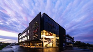 Bild von der Fassade des Europäischen Forums.
Foto: Hubert Grimmig