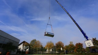 Anlieferung des Holzhackschnitzelkessels im Schulzentrum in Neuenburg