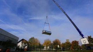 Anlieferung des Holzhackschnitzelkessels im Schulzentrum in Neuenburg 