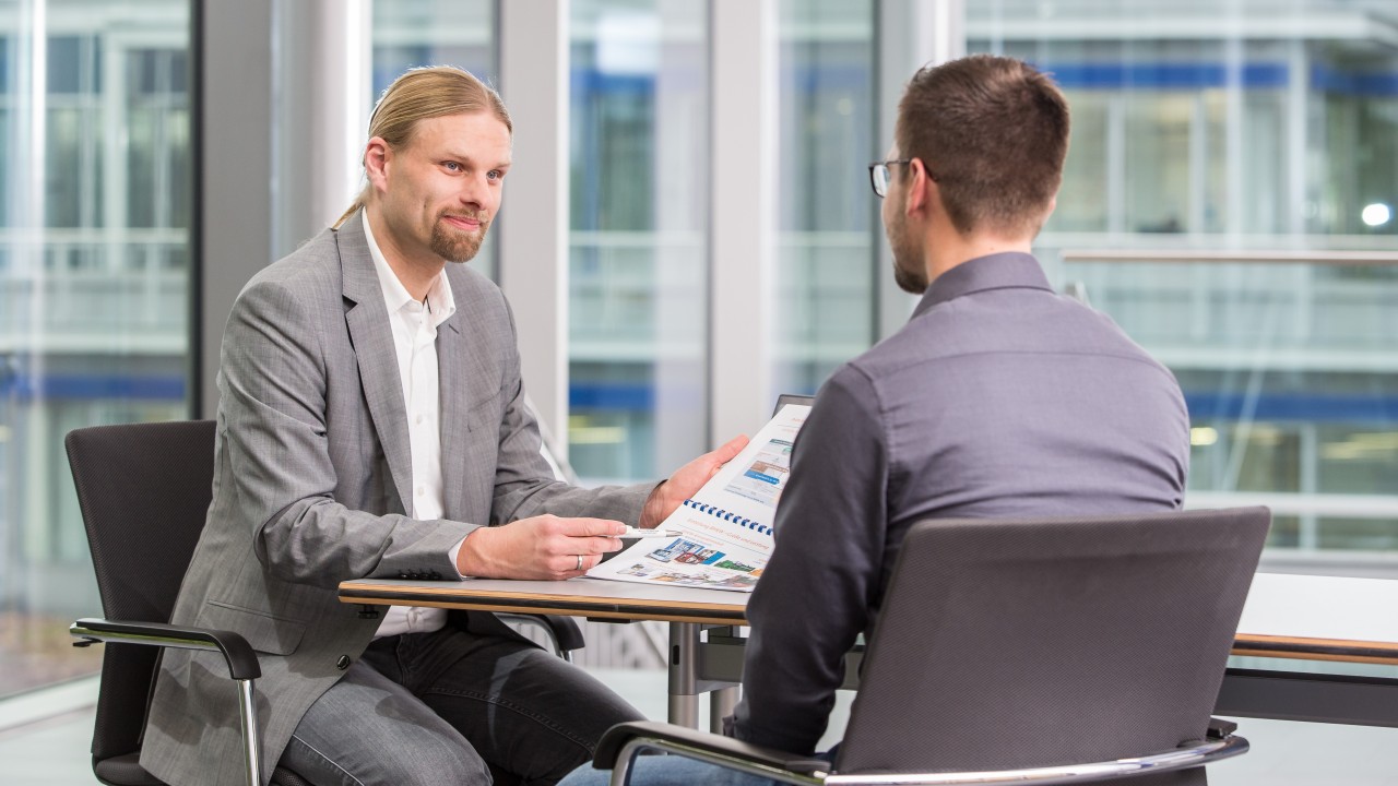 badenovaWÄRMEPLUS Mitarbeiter im Beratungsgespräch mit einem Kunden