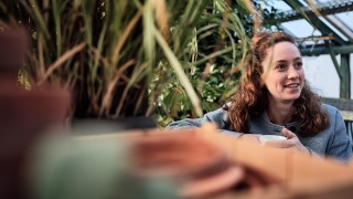 Frau im Gewächshaus Frau im Gewächshaus