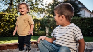 Zwei Jungen im Sandkasten Zwei Jungen im Sandkasten