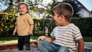 Zwei Jungen im Sandkasten