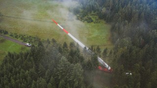 Drohnenaufnahme des Windflügeltransports auf den Hohenlochen im Wald