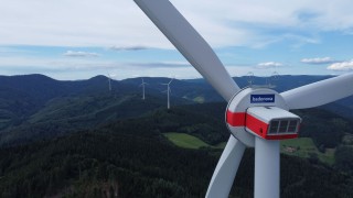 Drohnenaufnahme der Gondel einer der vier Windkraftanlagen des Windparks Hohenlochen