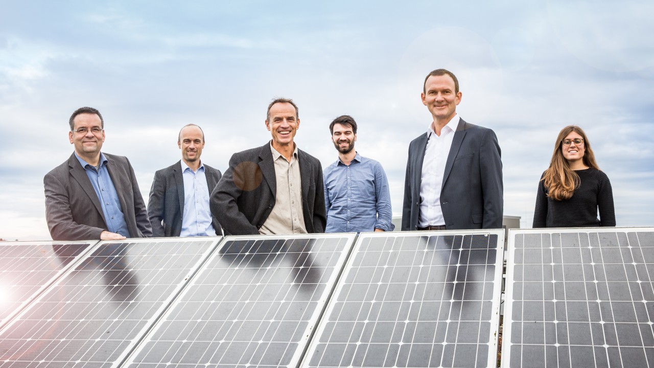 Gruppenfoto von badenovaWÄRMELUS Mitarbeiter vor einer PV-Anlage