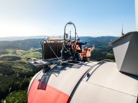 Feiern den Erfolg - badenova Vorstand und die Geschäftsführung badenovaERNEUERBARE