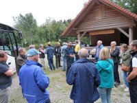 Exkursionsteilnehmer aus Bräunlingen vor der Kambacher Hütte beim badenova-Windpark.