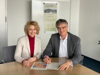 Vorstandsvorsitzender Thorsten Radensleben mit Susanne Knospe bei der Unterzeichnung des Manifests.