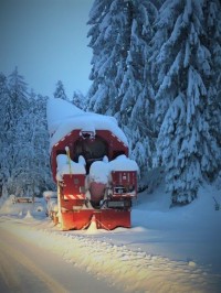 Romantisches Winterkleid: Windpark Hohenlochen