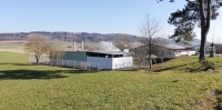 Im Vordergrund die Übernahmestation der bnNETZE, im Hintergrund die Biogasanlage