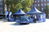 Besucher am badenova Stand in der Innenstadt.